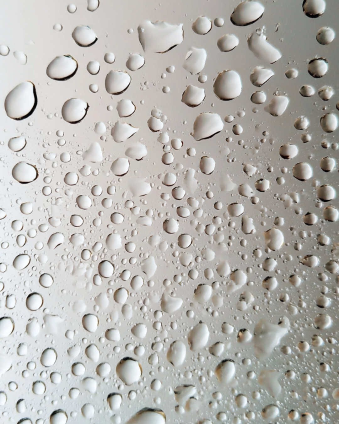 Wassertropfen auf Glas